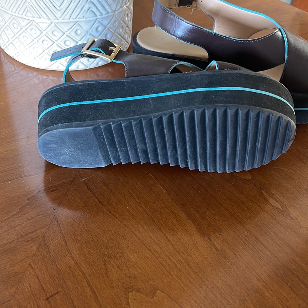 A. Brand leather sandals - Picture 2 of 4